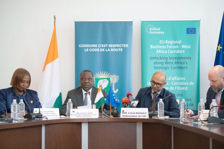 Le ministre des Transports et des Affaires maritimes, Amadou Koné (au centre) © AIP