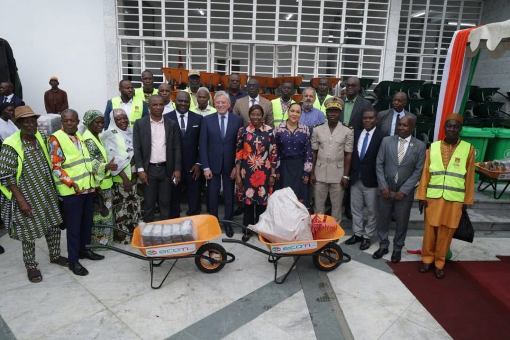 La mairie d’Abobo reçoit un lot de matériels d’ass