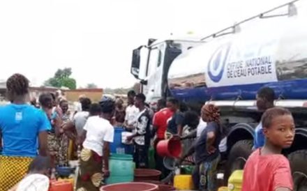 Vue du camion-citerne de l'ONEP ravitaillant des habitants d'un secteur urbain de Niakara