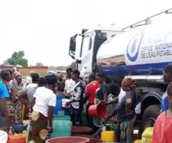 Vue du camion-citerne de l'ONEP ravitaillant des habitants d'un secteur urbain de Niakara