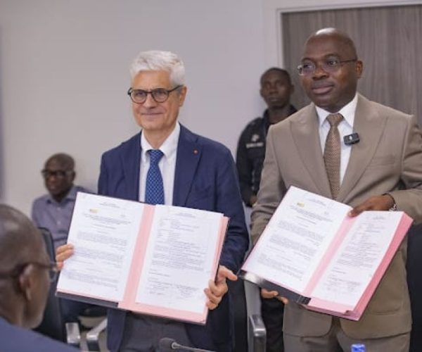 Le responsable Afrique francophone de la communauté Saint'Egido, Robert Zucclini et le directeur général de l'ONECI, Ago Christian Kodia (Abidjan, le 02/03/2026) © AIP