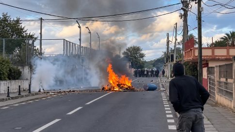 71f77373-maurice-le-couvre-feu-prolonge-pour-une-deuxieme-nuit-sur_11zon