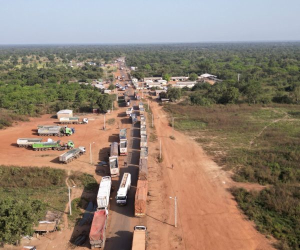 This aerial view shows Malian trucks waiting to cross the border between Ivory Coast and Mali in the village of Nigoun, near Tengrela on October 31, 2025. In northern Ivory Coast, truck drivers prepare to head back to neighbouring Mali, aboard their tanker trucks loaded with fuel and anxiety. One acronym strikes fear into the hearts of all the truck drivers: JNIM, the name of the jihadist group affiliated with Al-Qaeda that decreed two months ago that no more tanker trucks would be allowed to enter Mali from a neighboring country.
Since then, hundreds of trucks have been set ablaze, selling fuel from Abidjan or Dakar, and are part of JNIMs economic jihad strategy, which aims, among other things, to strangle Bamako and the ruling military junta.
In 2023, more than half of the petroleum products exported by Côte dIvoire were destined for Mali. Malian trucks load up in Yamoussoukro or Abidjan before crossing one of two corridors into the country: the Tengréla corridor or the Pogo corridor, where military escorts take over on the Malian side, all the way to Bamako. An escort can consist of several hundred tankers.
But even under escort, convoys are frequently targeted. The most dangerous areas in southern Mali are the Kadiana-Kolondiéba and Loulouni-Sikasso axes. (Photo by Issouf SANOGO / AFP)