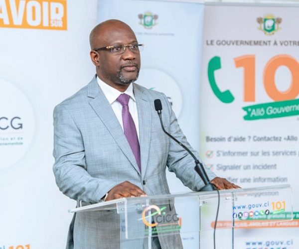 Le Conseiller technique Guillaume Aka présente la facture normalisée électronique comme un outil pour renforcer la transparence © AIP