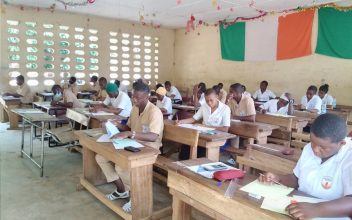 Des-candidats-aux-examens-blancs-composant-dans-une-salle-au-lycee-moderne-de-Bouna