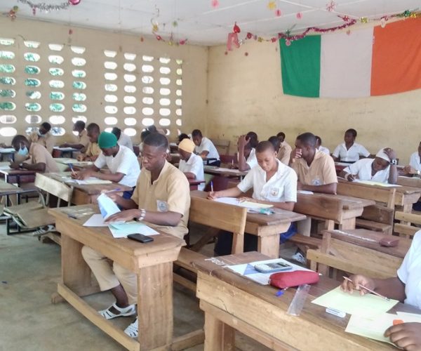 Des-candidats-aux-examens-blancs-composant-dans-une-salle-au-lycee-moderne-de-Bouna