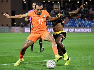 Duel-de-defenseurs-entre-Guela-Doue-et-Darlin-Yongwa-lors-du-match-Cote-d-Ivoire-Cameroun-28-decembre-2025-2207613