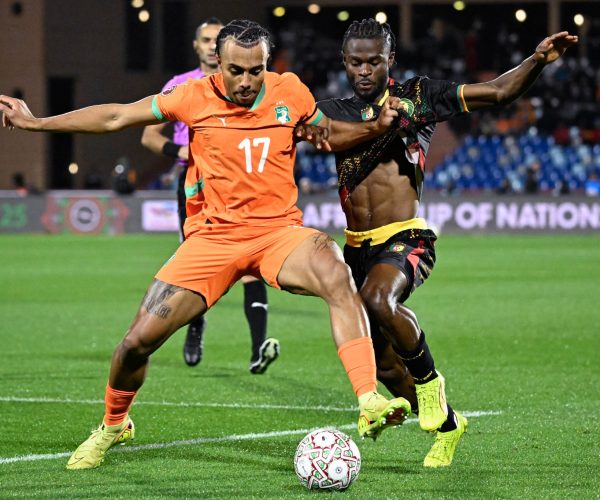Duel-de-defenseurs-entre-Guela-Doue-et-Darlin-Yongwa-lors-du-match-Cote-d-Ivoire-Cameroun-28-decembre-2025-2207613