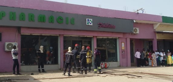 La promptitude des éléments de l'ONPC a permis d'éviter l’embrasement de la pharmacie Fidelitas. © AIP