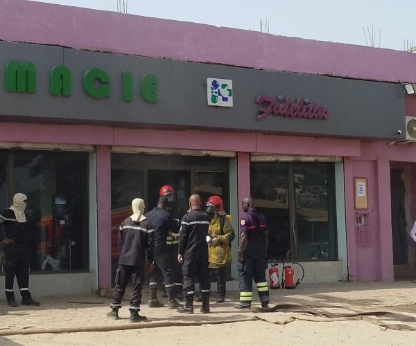 La promptitude des éléments de l'ONPC a permis d'éviter l’embrasement de la pharmacie Fidelitas. © AIP