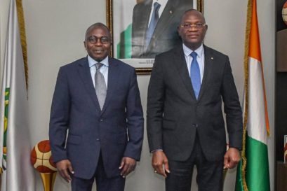 L'ambassadeur Ibrahima Touré, et le ministre ivoirien des Sports, Metch Adjé Silas, à Abidjan (Archives AIP)