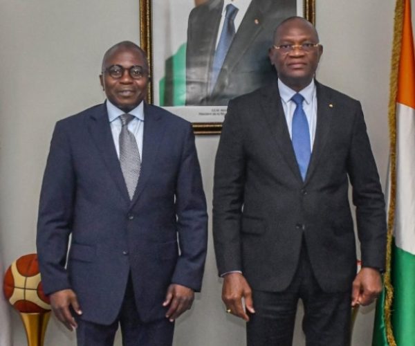 L'ambassadeur Ibrahima Touré, et le ministre ivoirien des Sports, Metch Adjé Silas, à Abidjan (Archives AIP)