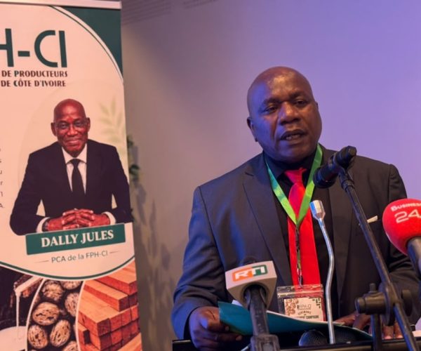 Le-1er-vice-president-de-la-FPH-CI-NGuessan-Justin-salue-les-acteurs-et-partenaires-de-la-filiere-hevea-en-Cote-dIvoire-a-Abidjan-le-17-aout-2026