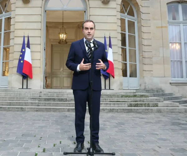 Le-Premier-ministre-Sebastien-Lecornu-prend-la-parole-dans-la-cour-de-l-Hotel-Matignon-a-Paris-le-3-octobre-2025-2148839