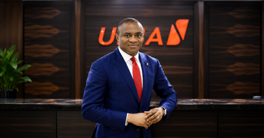 Portrait corporate dans un hall moderne