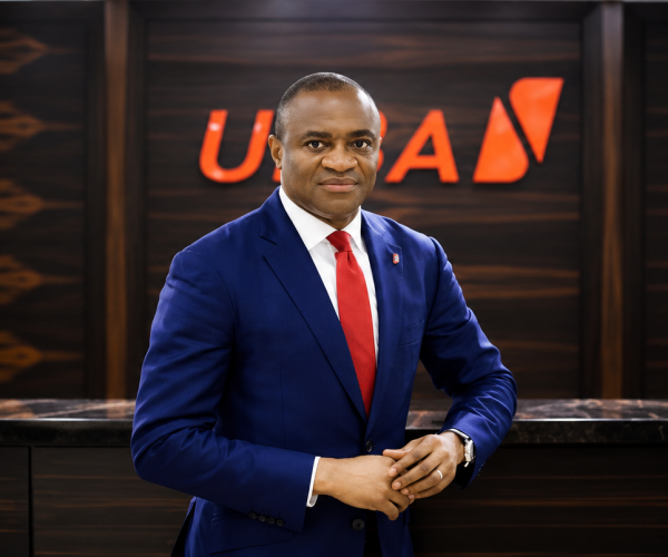 Portrait corporate dans un hall moderne