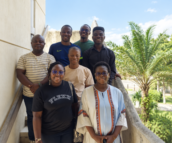 Portrait de groupe sur les marches