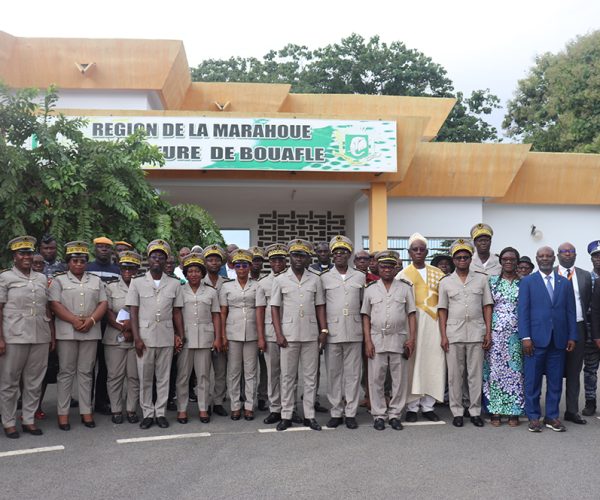 Une-photo-de-famile-a-lissue-dune-campagne-de-vulgarisation-de-la-plateforme-e-fournisseur-jeudi-16-juillet-2026-a-Bouafle-photo-AIP-norbert-Sehi