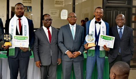 Kouassi Hubert, conseiller technique du ministère de l'enseignement supérieur; Professeur Ballo Zié, président de l’UFHB; Professeur Gadji Abraham, doyen de l’UFR des sciences juridiques, administratives et politiques; Dea, major au test d’entrée du CAPA; Dacoury Michel Carlos, major au concours des commissaires de justice. Crédit photo : Service Com de l'UFHB