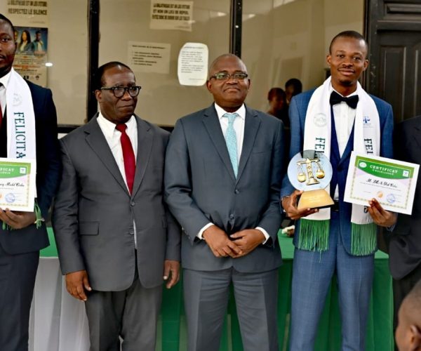 Kouassi Hubert, conseiller technique du ministère de l'enseignement supérieur; Professeur Ballo Zié, président de l’UFHB; Professeur Gadji Abraham, doyen de l’UFR des sciences juridiques, administratives et politiques; Dea, major au test d’entrée du CAPA; Dacoury Michel Carlos, major au concours des commissaires de justice. Crédit photo : Service Com de l'UFHB