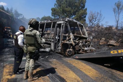Un soldat monte la garde près d'un véhicule calciné qui a été incendié à Cointzio, au Mexique, le dimanche 22 février 2026, alors que l'armée mexicaine aurait tué Nemesio Oseguera, chef du cartel Jalisco New Generation, connu sous le nom de « El Mencho ». (AP Photo)