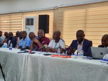 Une vue de la table de séance lors de la conférence de presse conjointe de la FENADCI et la FSDR