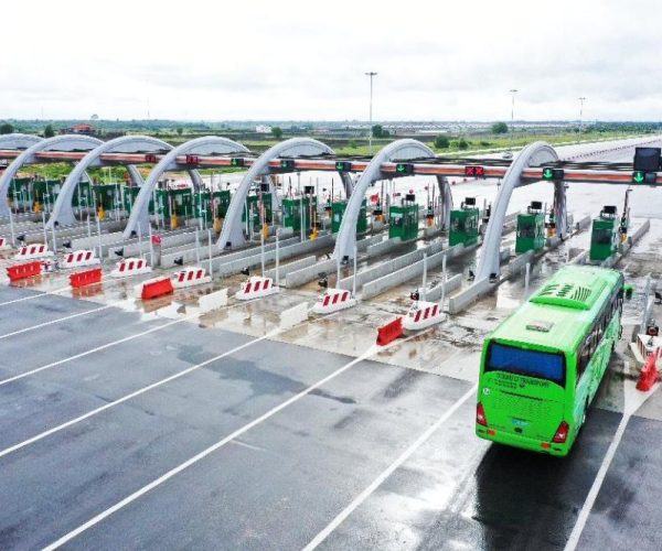 infrastructure-routiere-le-ministre-amede-koffi-kouakou-inaugure-le-poste-a_tgvtsuka02