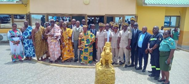 Photo d'ensemble à la résidence du Roi Nanan Awoulahin Kroutchi IV, roi des N'zima de Tiapoum © AIP