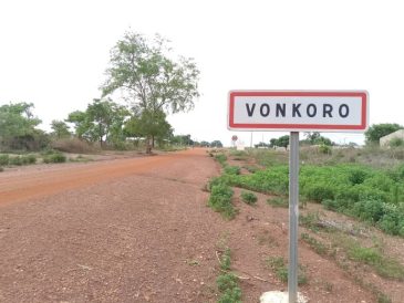 L’entrée de la localité de Vonkoro à la frontière avec le Ghana, dans la région du Bounkani © AIP